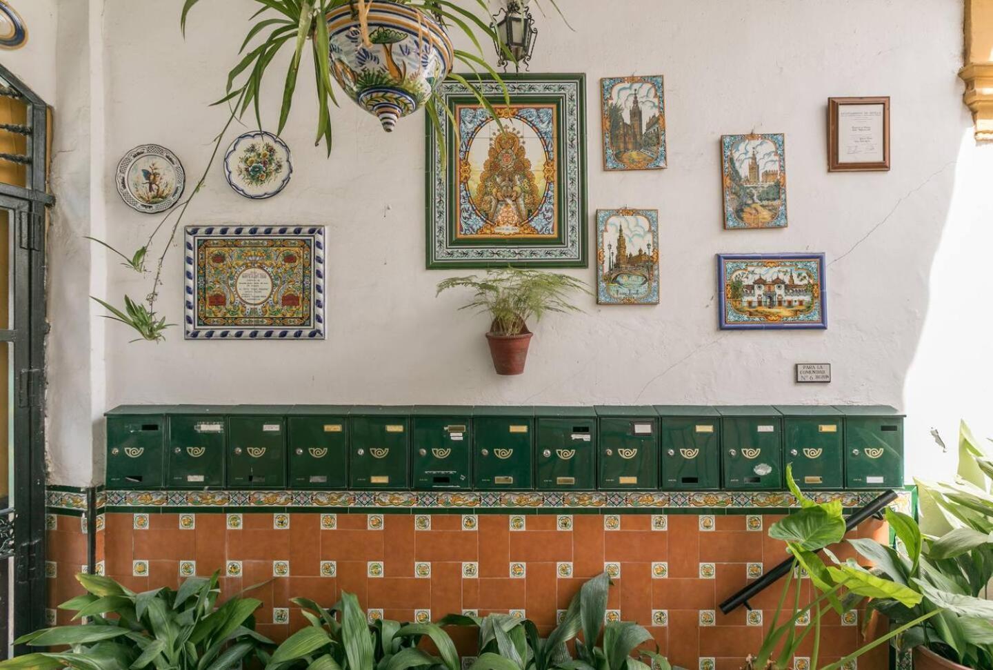 Tipico Y Pintoresco Patio De Vecinos, Con Encanto Севилья Экстерьер фото